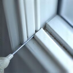 창틀 및 실리콘 틈새 청소